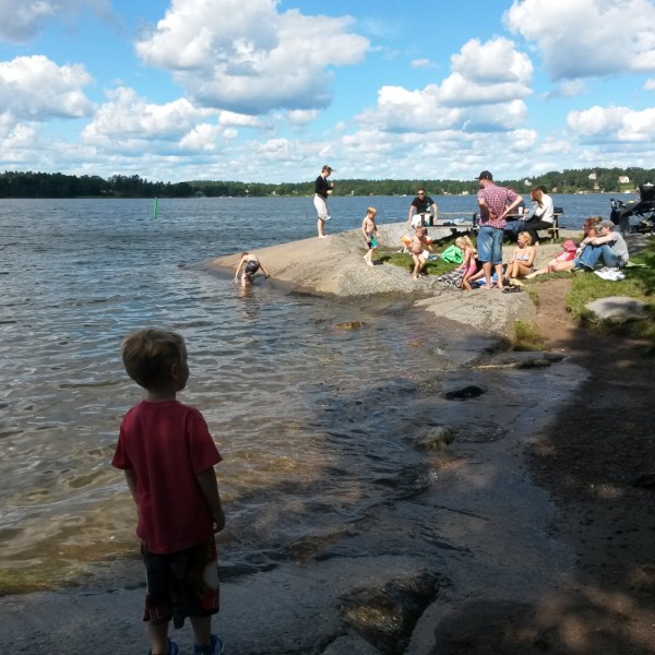 1. Egy kisfiú figyel Vaxholm szigetén